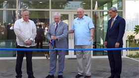 馬尼拉美軍公墓遊客中心開幕馬尼拉美軍公墓遊客中心19日開幕，由美國戰爭紀念委員會委員魏佛（Robert O. Wefald）（左2）為遊客中心剪綵。中央社記者陳妍君馬尼拉攝 108年10月19日