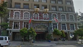 知名的高雄漢王洲際飯店19日公告，受一例一休增加成本、年金改革樽節消費等因素衝擊，中餐廳自109年1月18日起將暫停營業。（圖／翻攝自google maps網頁google.com/maps）