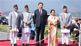 中國國家主席習近平（中）上週訪問尼泊爾後，近日傳出尼泊爾政府目標在公立學校推廣中文教育。（圖／翻攝自twitter.com/kpsharmaoli）