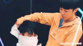 青峰親手策畫 兩人驚喜同框 家凱風塵僕僕回國 青峰驚喜接風 
環球音樂提供