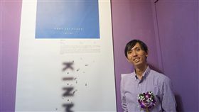 麵線串成和平鴿　蒲思元金獎海報金門展出台灣自由設計師蒲思元以麵線排列成和平鴿形狀，完成作品「長壽太平」，獲2019金門國際和平海報獎金獎肯定，並在和平海報巡迴展金門場中展出。中央社記者黃慧敏攝　108年10月19日