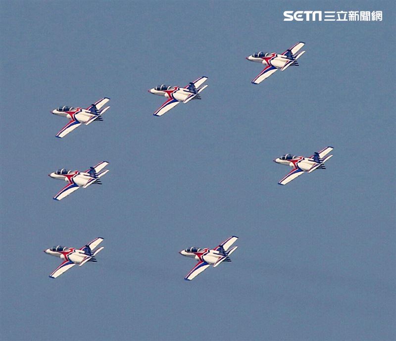 空軍雷虎小組以不同編隊高難度特技操演。（記者邱榮吉/攝影）