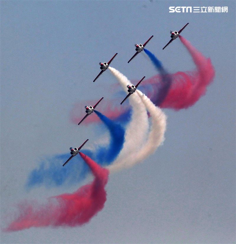 空軍雷虎小組以不同編隊高難度特技操演。（記者邱榮吉/攝影）