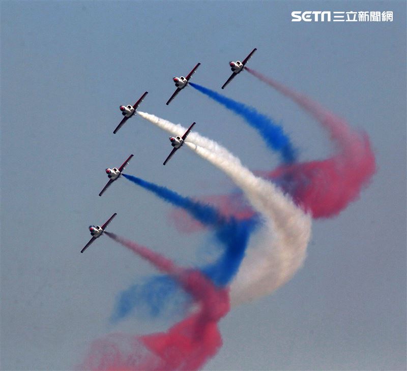 空軍雷虎小組以不同編隊高難度特技操演。（記者邱榮吉/攝影）
