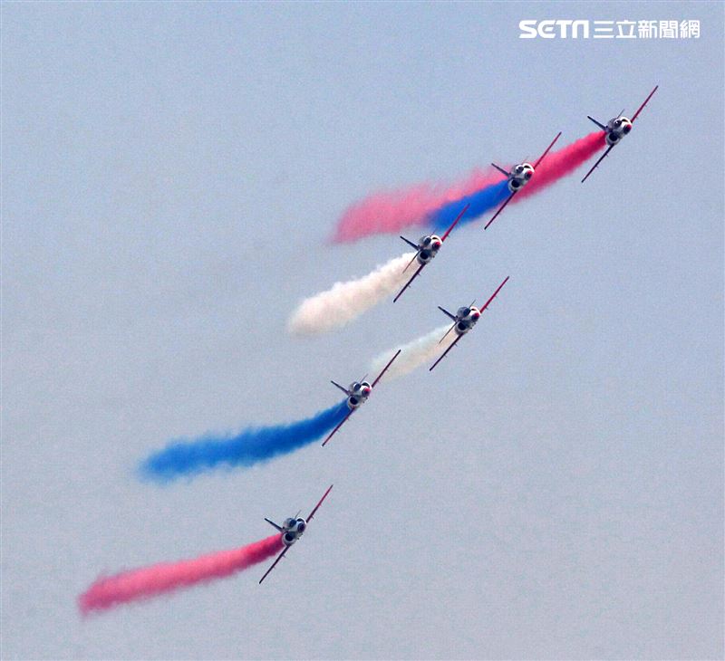 空軍雷虎小組以不同編隊高難度特技操演。（記者邱榮吉/攝影）