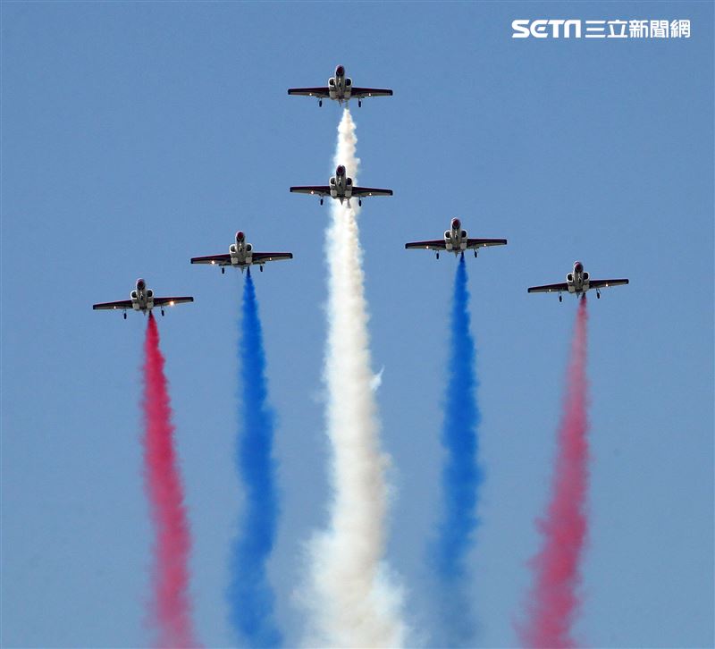 空軍雷虎小組以不同編隊高難度特技操演。（記者邱榮吉/攝影）