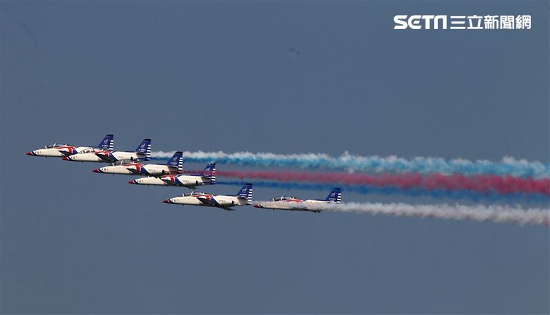 空軍雷虎小組以不同編隊高難度特技操演。（記者邱榮吉/攝影）