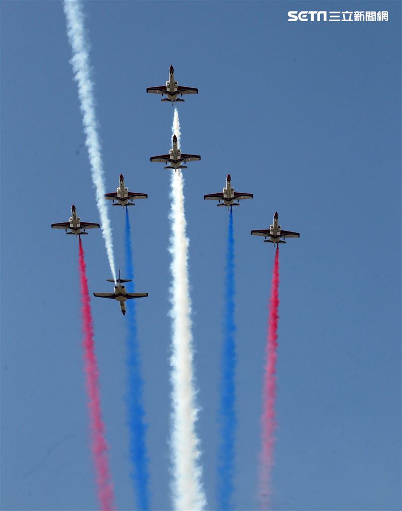 空軍雷虎小組以不同編隊高難度特技操演。（記者邱榮吉/攝影）