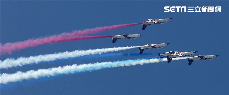 空軍雷虎小組以不同編隊高難度特技操演。（記者邱榮吉/攝影）
