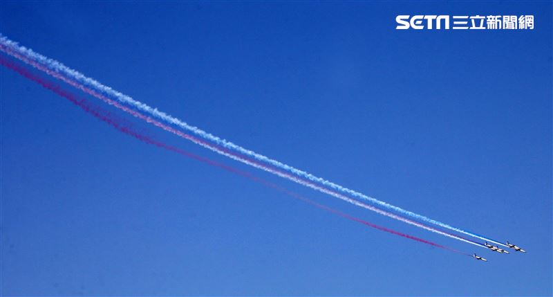 空軍雷虎小組以不同編隊高難度特技操演。（記者邱榮吉/攝影）