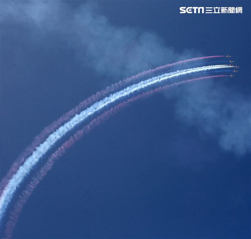 空軍雷虎小組以不同編隊高難度特技操演。（記者邱榮吉/攝影）
