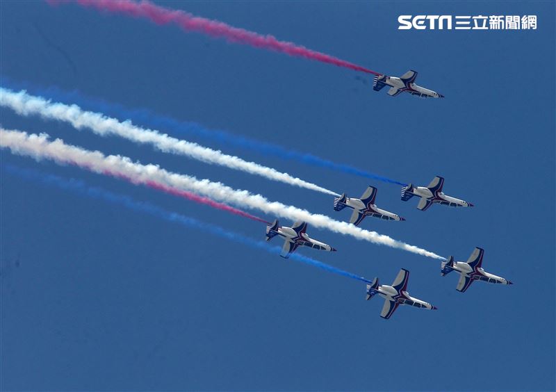 空軍雷虎小組以不同編隊高難度特技操演。（記者邱榮吉/攝影）