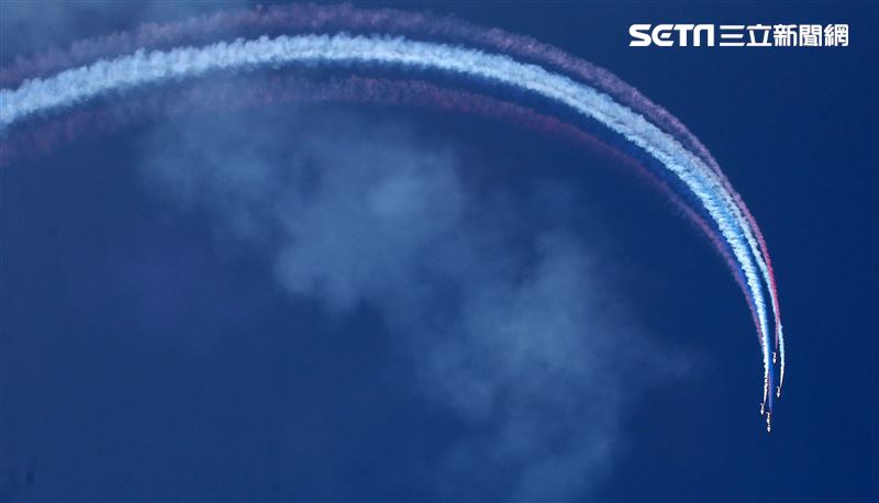 空軍雷虎小組以不同編隊高難度特技操演。（記者邱榮吉/攝影）