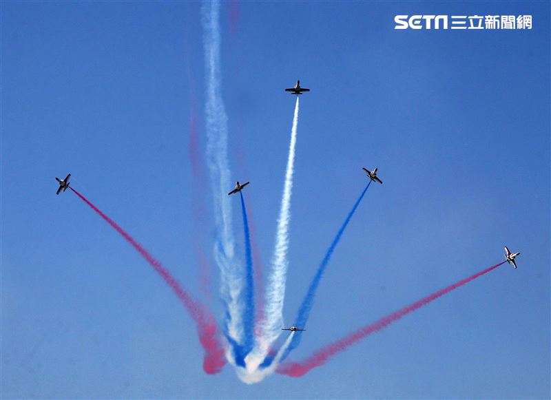 空軍雷虎小組以不同編隊高難度特技操演。（記者邱榮吉/攝影）