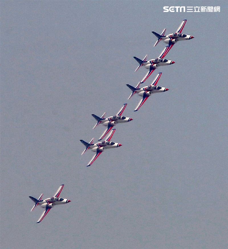 空軍雷虎小組以不同編隊高難度特技操演。（記者邱榮吉/攝影）