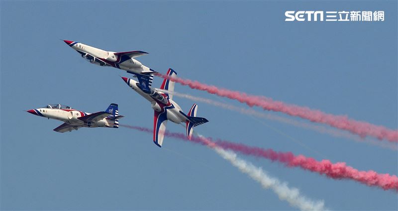 空軍雷虎小組以不同編隊高難度特技操演。（記者邱榮吉/攝影）