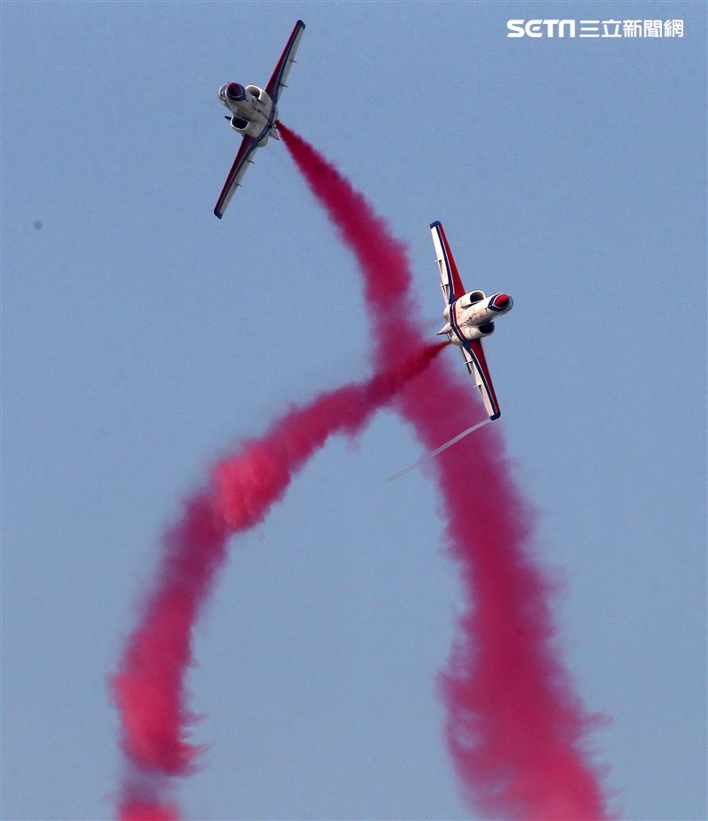 空軍雷虎小組以不同編隊高難度特技操演。（記者邱榮吉/攝影）