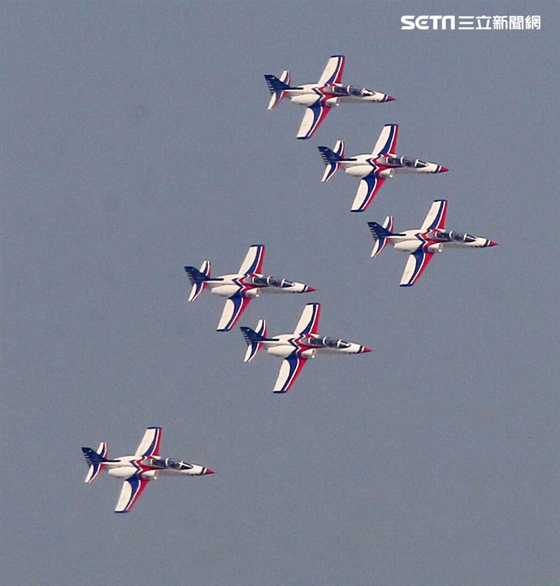 空軍雷虎小組以不同編隊高難度特技操演。（記者邱榮吉/攝影）