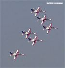 空軍雷虎小組以不同編隊高難度特技操演。（記者邱榮吉/攝影）