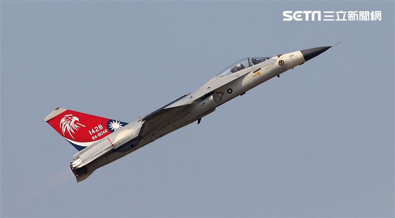 空軍IDF戰機單機性能特技操演。（記者邱榮吉/攝影）