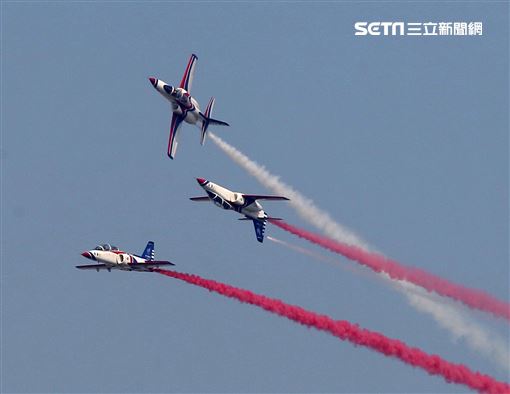 空軍雷虎小組以不同編隊高難度特技操演。（記者邱榮吉/攝影）