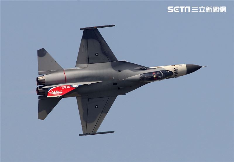 空軍IDF戰機單機性能特技操演。（記者邱榮吉/攝影）