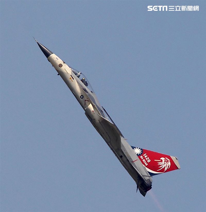空軍IDF戰機單機性能特技操演。（記者邱榮吉/攝影）