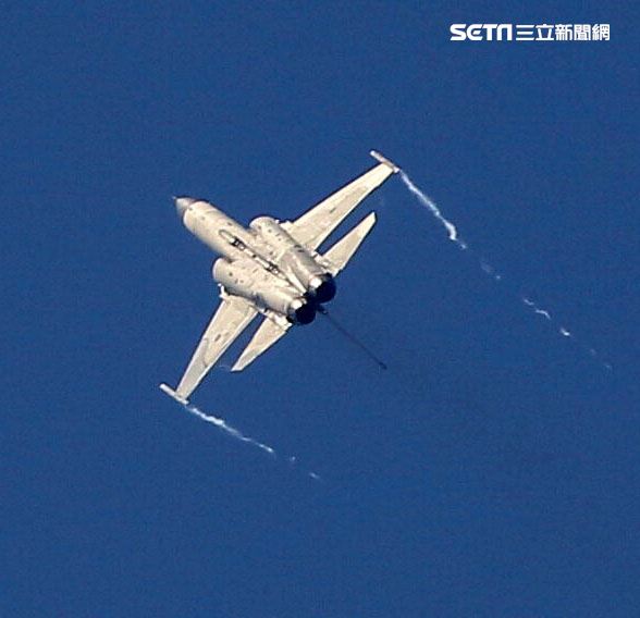 空軍IDF戰機單機性能特技操演。（記者邱榮吉/攝影）