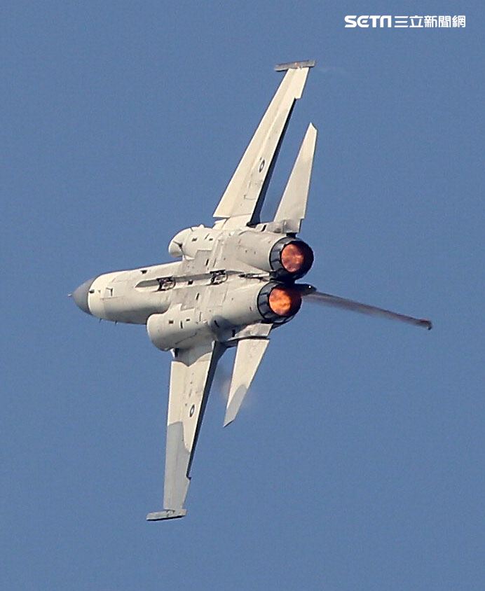 空軍IDF戰機單機性能特技操演。（記者邱榮吉/攝影）