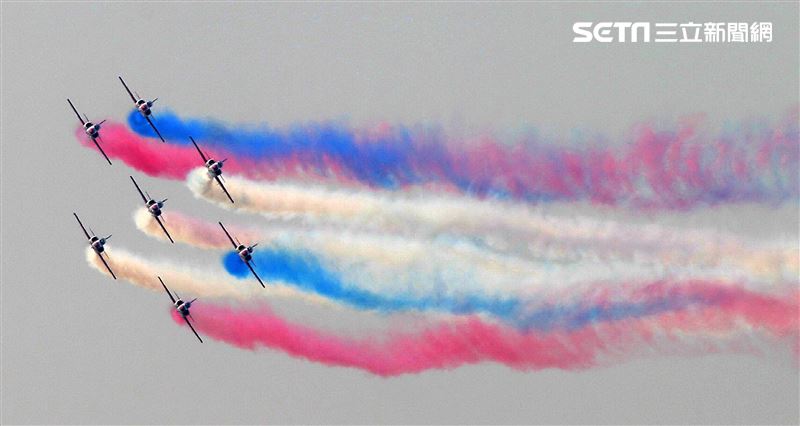 空軍雷虎小組以不同編隊高難度特技操演。（記者邱榮吉/攝影）
