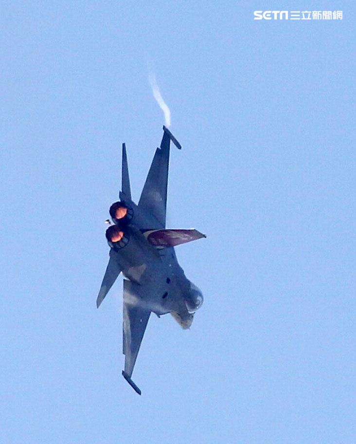 空軍IDF戰機單機性能特技操演。（記者邱榮吉/攝影）