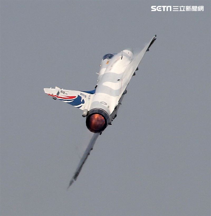 空軍幻象200戰機單機性能特技操演。（記者邱榮吉/攝影）