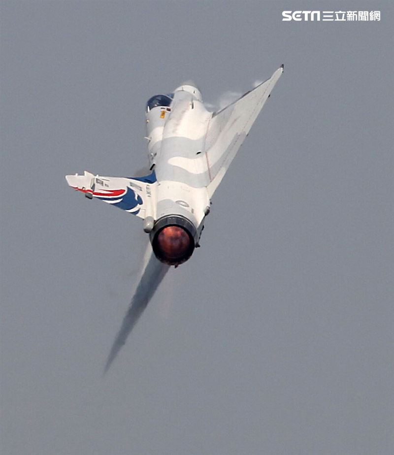 空軍幻象200戰機單機性能特技操演。（記者邱榮吉/攝影）
