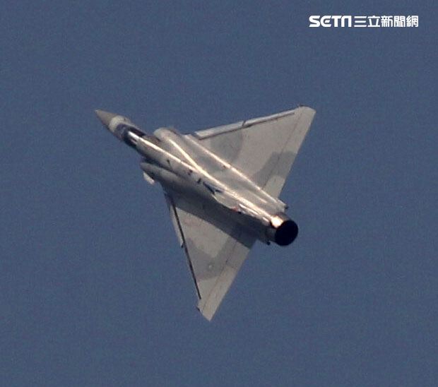 空軍幻象200戰機單機性能特技操演。（記者邱榮吉/攝影）
