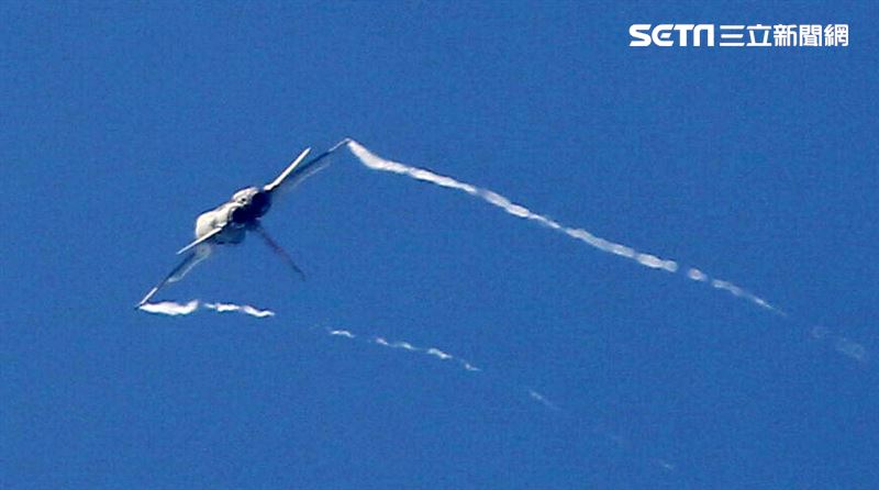 空軍IDF戰機單機性能特技操演。（記者邱榮吉/攝影）