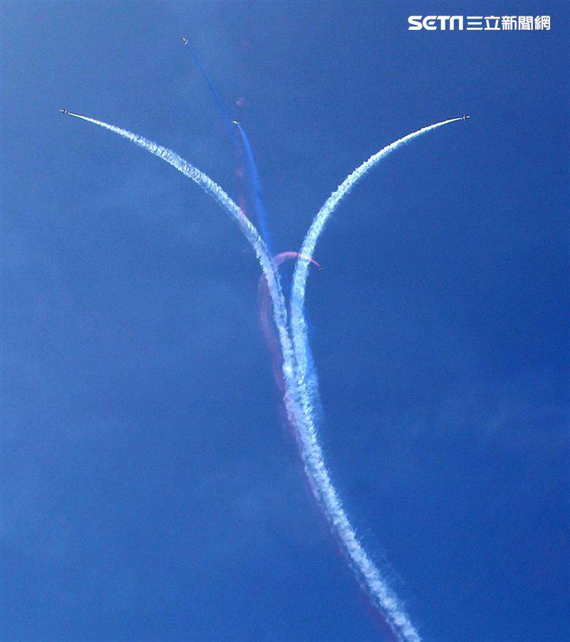 空軍雷虎小組以不同編隊高難度特技操演。（記者邱榮吉/攝影）