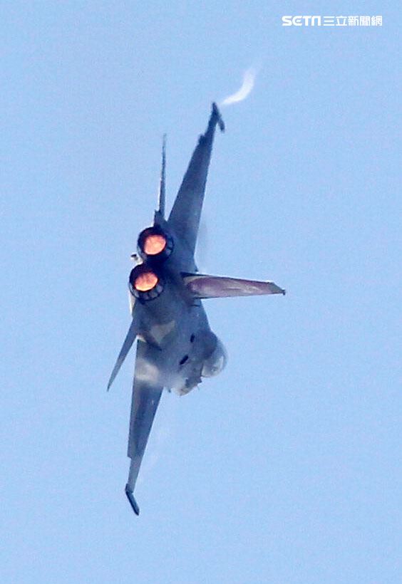 空軍IDF戰機單機性能特技操演。（記者邱榮吉/攝影）
