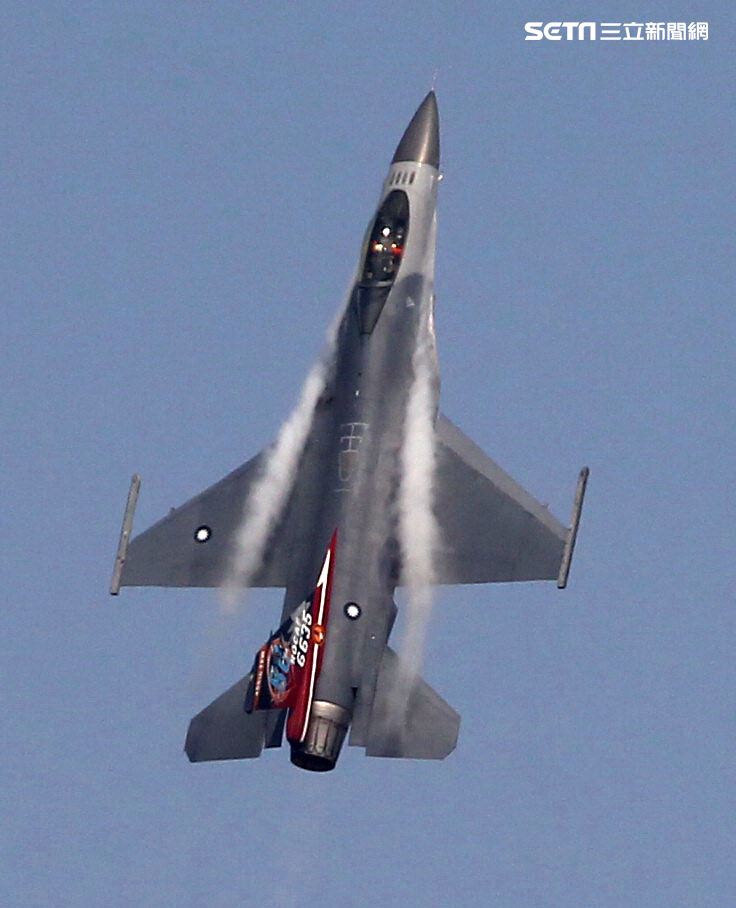 空軍F16戰機單機性能特技操演。（記者邱榮吉/攝影）