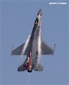 空軍F16戰機單機性能特技操演。（記者邱榮吉/攝影）