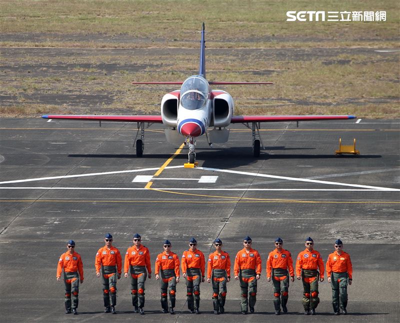 「108年國防知性之旅-營區開放活動」19日在空軍臺南基地盛大登場，區分空中操演、陸上表演、靜態裝備陳展、睽違6年參觀民眾擠爆。（記者邱榮吉/攝影）