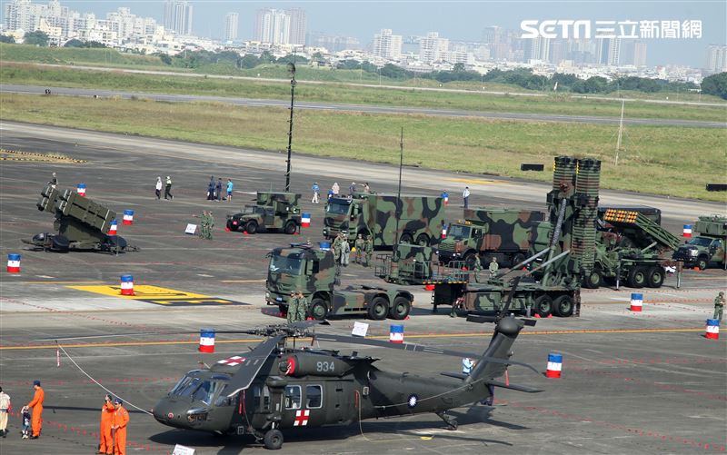 「108年國防知性之旅-營區開放活動」19日在空軍臺南基地盛大登場，區分空中操演、陸上表演、靜態裝備陳展、睽違6年參觀民眾擠爆。（記者邱榮吉/攝影）