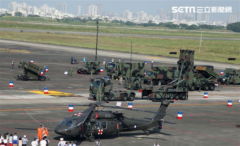 「108年國防知性之旅-營區開放活動」19日在空軍臺南基地盛大登場，區分空中操演、陸上表演、靜態裝備陳展、睽違6年參觀民眾擠爆。（記者邱榮吉/攝影）