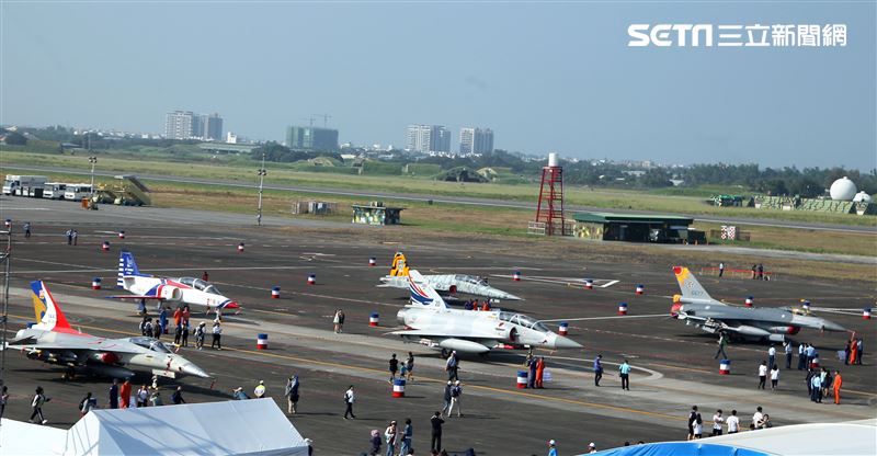 「108年國防知性之旅-營區開放活動」19日在空軍臺南基地盛大登場，區分空中操演、陸上表演、靜態裝備陳展、睽違6年參觀民眾擠爆。（記者邱榮吉/攝影）