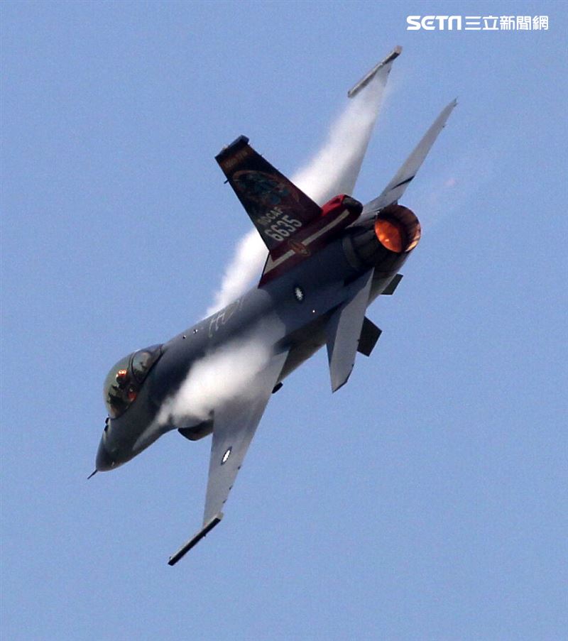 空軍F16戰機單機性能特技操演。（記者邱榮吉/攝影）