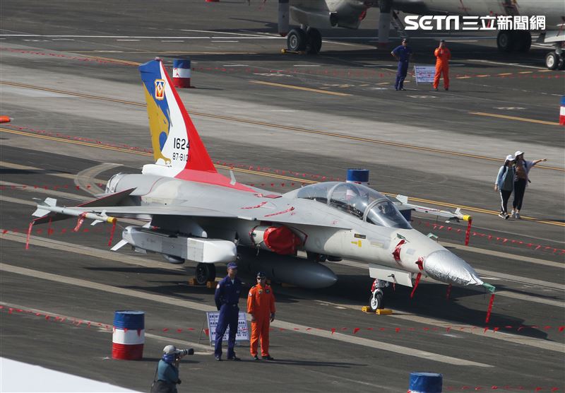 「108年國防知性之旅-營區開放活動」19日在空軍臺南基地盛大登場，區分空中操演、陸上表演、靜態裝備陳展、睽違6年參觀民眾擠爆。（記者邱榮吉/攝影）