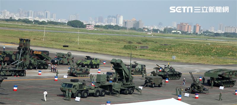 「108年國防知性之旅-營區開放活動」19日在空軍臺南基地盛大登場，區分空中操演、陸上表演、靜態裝備陳展、睽違6年參觀民眾擠爆。（記者邱榮吉/攝影）