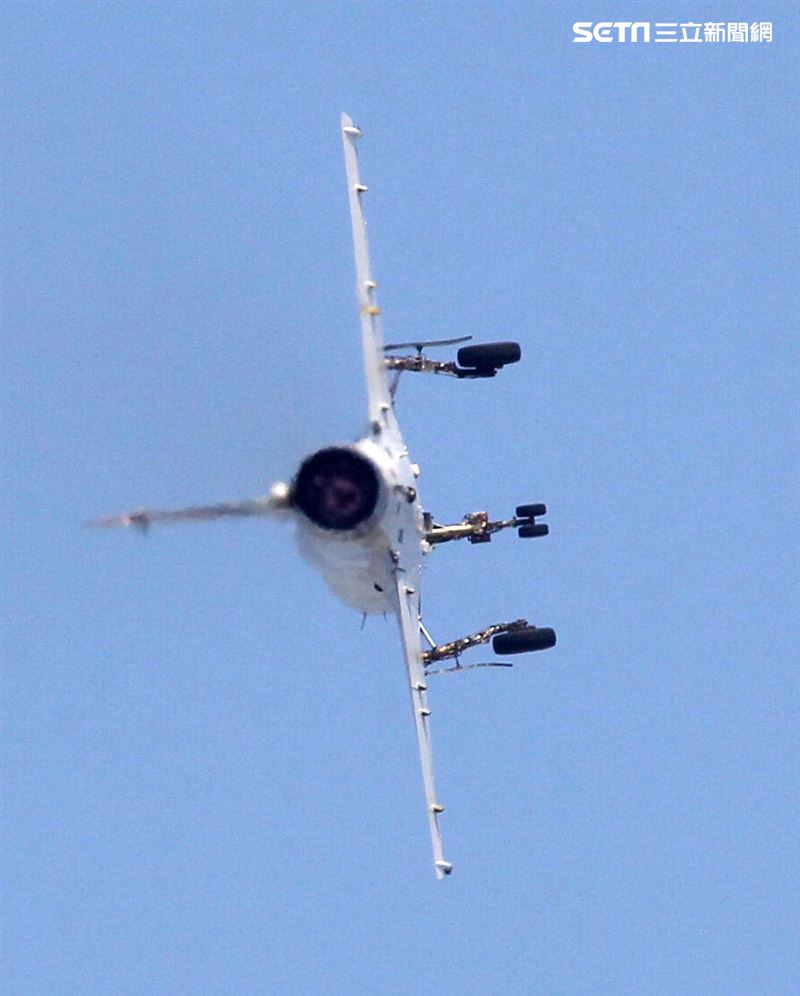空軍幻象200戰機單機性能特技操演。（記者邱榮吉/攝影）