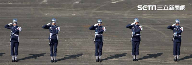 空軍儀隊表演高難度拋槍。（記者邱榮吉/攝影）