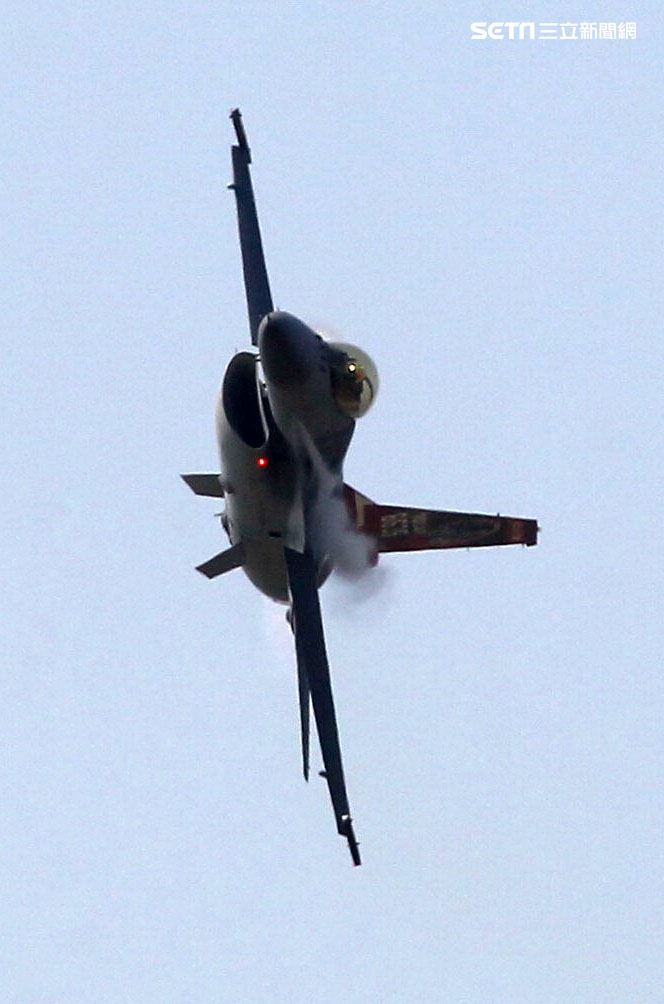 空軍F16戰機單機性能特技操演。（記者邱榮吉/攝影）
