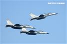 空軍IDF戰機性能特技操演。（記者邱榮吉/攝影）